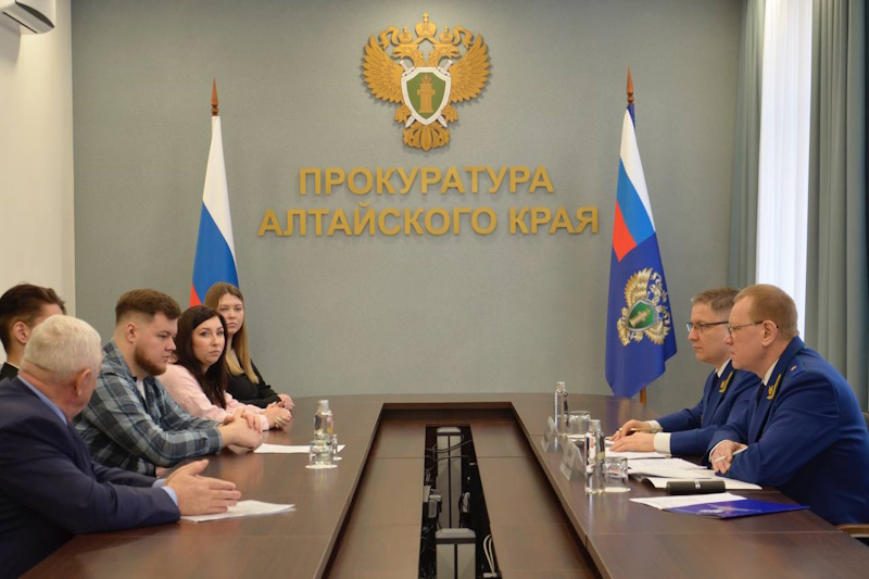 Начальник управления Генеральной прокуратуры Российской Федерации по Сибирскому федеральному округу Николай Рябов провел личный прием жителей Алтайского края.