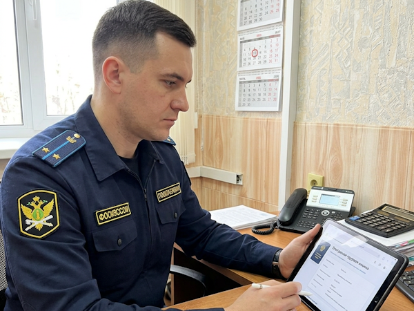 В Бийске судебные приставы добились восстановления записи в электронной трудовой книжке уволенной сотрудницы.