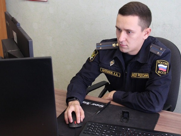 Судебные приставы вернули погрузчик владельцу.