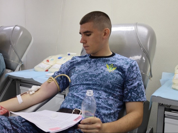 Акцию по сдаче крови провели судебные приставы в Барнауле.